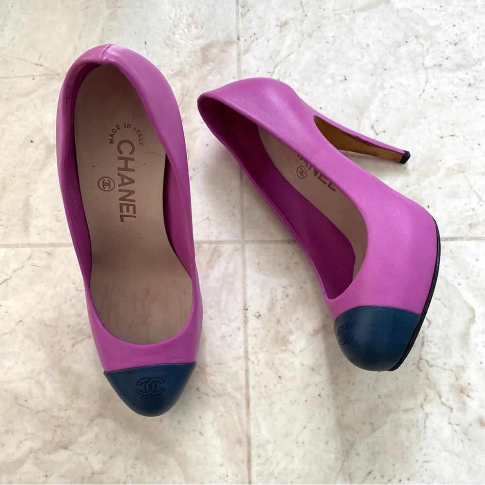 Chanel Made in Italy Interlocking CC Logo Purple Navy Leather Pumps Heels 6/36